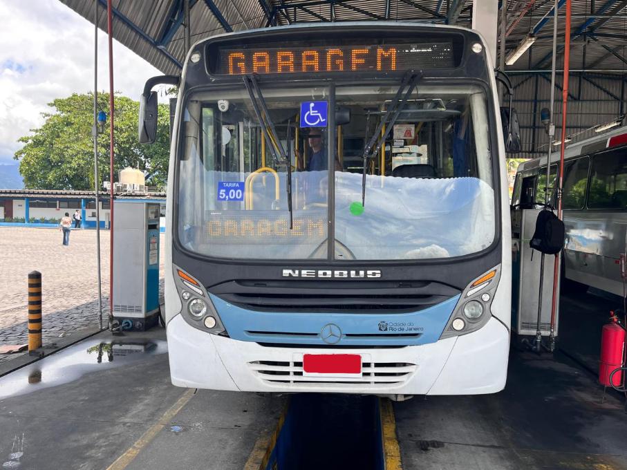 MERCEDES-BENZ OF 1721  NEOBUS MEGA PLUS COM AR E ELEVADOR VF